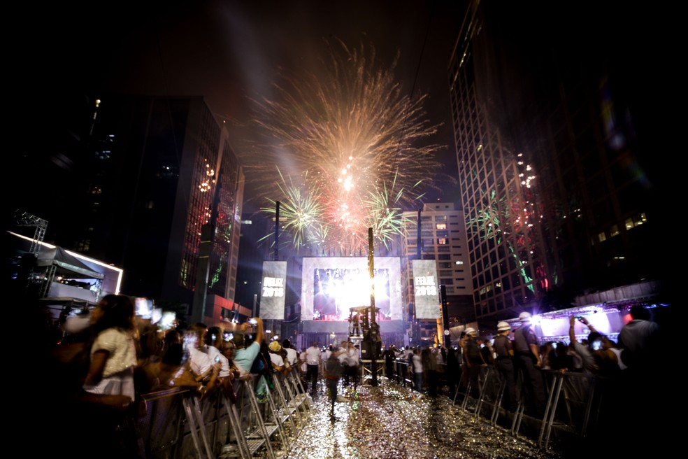 Prefeitura de SP proíbe fabricar, vender e soltar fogos de artifício barulhentos.