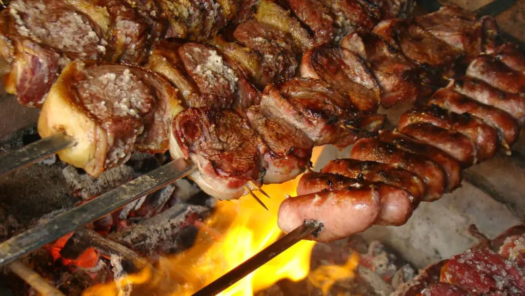 Estudo conclui que compostos cancerígenos do churrasco fazem mal também a quem não come Estudo conclui que compostos cancerígenos do churrasco fazem mal também a quem não come