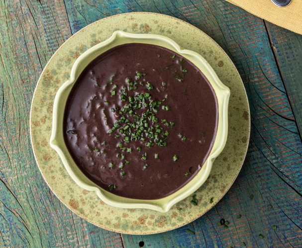 Sopa de feijão-preto com mostarda