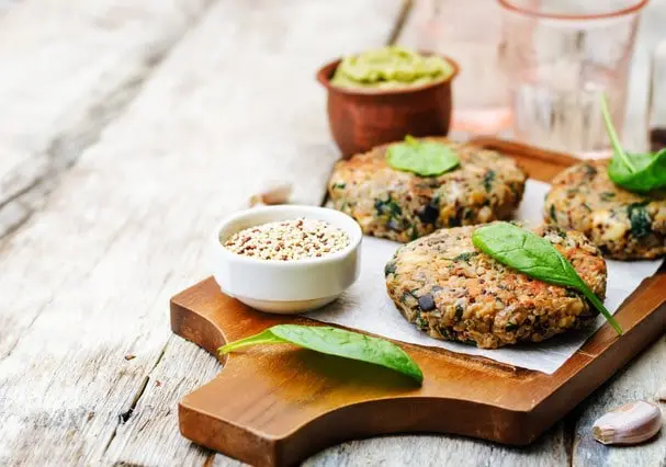 Hambúrguer de grão de bico e arroz integral Hambúrguer de grão de bico e arroz integral